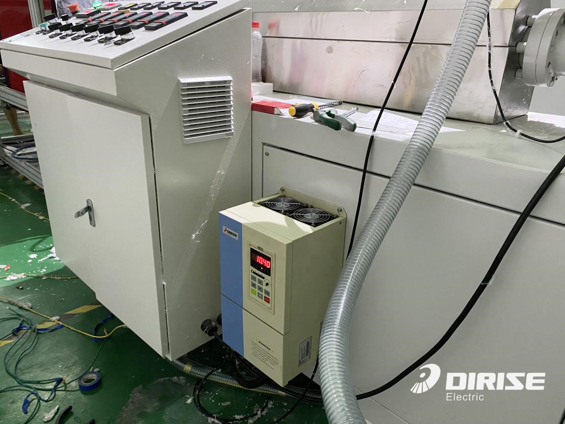 國產變頻器廠家德瑞斯-熔噴布設備擠出機變頻器應用案例